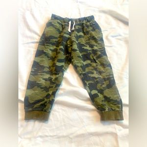 Green camouflage pants for boys size 5.